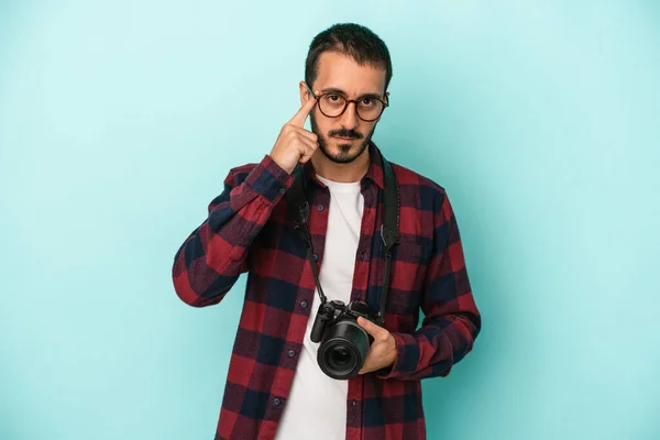 Jovem Fotógrafo Caucasiano Homem Isolado Fundo Azul Apontando Templo Com — Fotografia de Stock