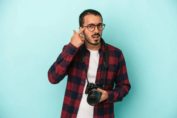 Joven Fotógrafo Caucásico Aislado Sobre Fondo Azul Mostrando Gesto Decepcionante — Foto de Stock