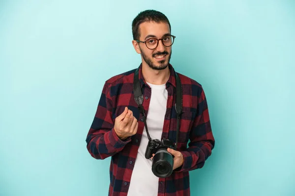 若いですCaucasianフォトグラファー男隔離上の青の背景Pointing上の指であなたを指しているかのように近づく — ストック写真