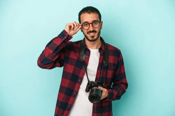 Joven Caucásico Fotógrafo Hombre Aislado Azul Fondo Excitado Mantener Gesto — Foto de Stock