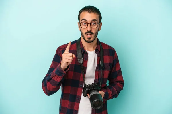Jovem Fotógrafo Caucasiano Homem Isolado Fundo Azul Ter Uma Ideia — Fotografia de Stock