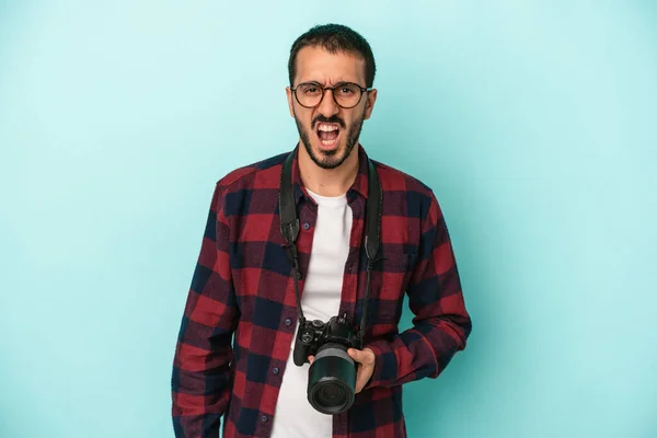 Joven Caucásico Fotógrafo Hombre Aislado Azul Fondo Gritando Muy Enojado — Foto de Stock