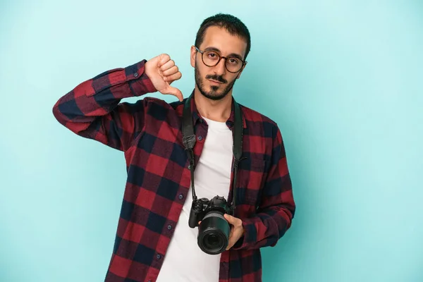 Young Caucasian Photographer Man Isolated Blue Background Showing Dislike Gesture — Stock Photo, Image