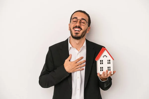 Jeune Agent Immobilier Homme Tenant Une Maison Modèle Isolé Sur — Photo