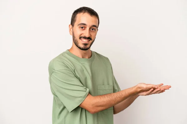 Joven Hombre Caucásico Aislado Sobre Fondo Blanco Sosteniendo Espacio Copia — Foto de Stock