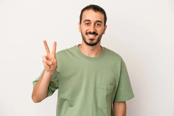 Jovem Caucasiano Isolado Fundo Branco Mostrando Sinal Vitória Sorrindo Amplamente — Fotografia de Stock