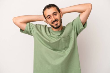 Beyaz arka planda izole edilmiş genç beyaz adam kollarını uzatıyor, rahat bir konumda..