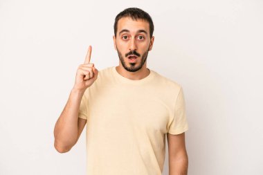 Beyaz arka planda izole genç beyaz adam bir fikri, ilham konsepti var.