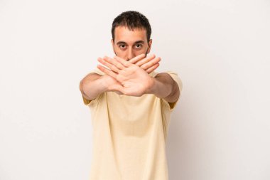 Beyaz arka planda izole genç beyaz adam inkar jesti yapıyor.