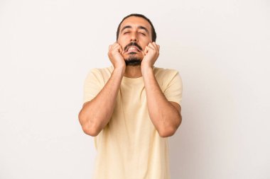 Beyaz arka planda izole edilmiş beyaz bir adam ağlıyor, bir şeyden memnun değil, acı ve kafa karışıklığı konsepti..