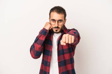 Beyaz arka planda izole olmuş genç beyaz bir adam bir tartışma yüzünden yumruk atıyor, sinirleniyor, kavga ediyor, boks yapıyor..