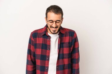 Beyaz arka planda izole edilmiş genç beyaz adam gülüyor ve gözlerini kapıyor, rahatlamış ve mutlu hissediyor..