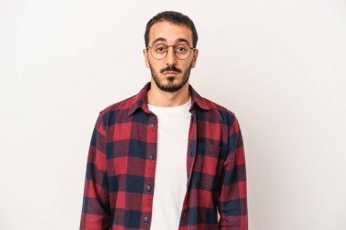 Beyaz arka planda soyutlanmış beyaz bir adam üzgün, ciddi bir yüz, mutsuz ve hoşnutsuz..