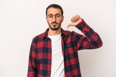 Beyaz arka planda izole edilmiş genç beyaz bir adam hoşlanmadığı bir jest yapıyor, kabul etmiyor. Anlaşmazlık konsepti.