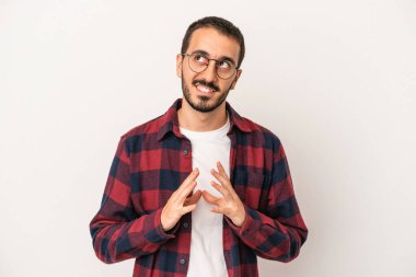 Kafkasyalı genç bir adam beyaz arka planda izole edildi. Aklında bir plan oluşturdu..