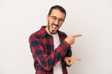 Beyaz arka planda izole edilmiş genç beyaz bir adam işaret parmağıyla işaret ettiği için heyecanlı..