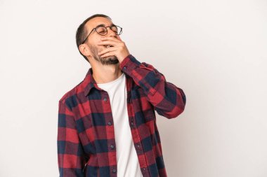 Beyaz arka planda izole olmuş genç beyaz bir adam gülüyor, kaygısız, doğal bir duygu..