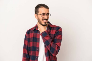 Beyaz arka planda izole edilmiş genç beyaz bir adam kafasının arkasına dokunuyor, düşünüyor ve bir seçim yapıyor..