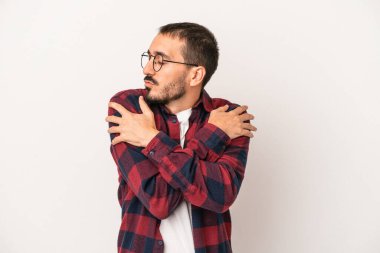 Beyaz arka planda izole edilmiş genç beyaz bir adam. Kucaklaşma, kaygısız gülümseme ve mutluluk..