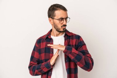 Beyaz arka planda izole edilmiş genç beyaz bir adam bir mola hareketi gösteriyor..