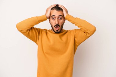 Beyaz arka planda izole genç beyaz adam şok, o önemli bir toplantı hatırladı.