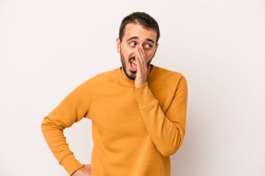 Beyaz arka planda izole edilmiş beyaz bir adam heyecanlı bir şekilde bağırıyor..