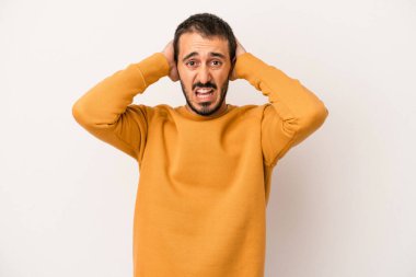 Beyaz arka planda izole edilmiş genç beyaz bir adam öfkeyle bağırıyor..