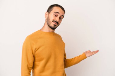 Beyaz arka planda izole edilmiş beyaz bir genç hoş bir ifade sergiliyor..