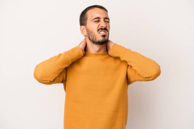 Beyaz arka planda izole edilmiş genç beyaz bir adam sabit yaşam tarzından dolayı boyun ağrısı çekiyor..