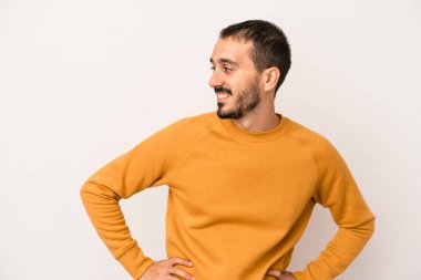 Beyaz arka planda izole edilmiş beyaz bir adam. Kendine güveniyor. Kalçaları tutuyor..