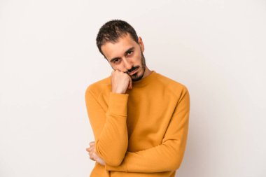 Beyaz arka planda izole genç beyaz adam tekrarlanan bir görevden yoruldu.