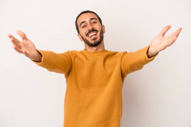 Beyaz arka planda izole edilmiş genç beyaz adam kameraya sarıldığı için kendinden emin hissediyor..
