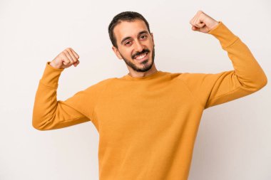Beyaz arka planda izole edilmiş genç beyaz adam tasasız ve heyecanlı bir şekilde tezahürat yapıyor. Zafer konsepti.