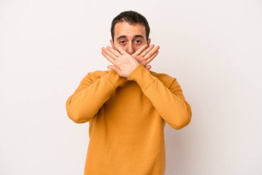 Beyaz arka planda izole genç beyaz adam inkar jesti yapıyor.