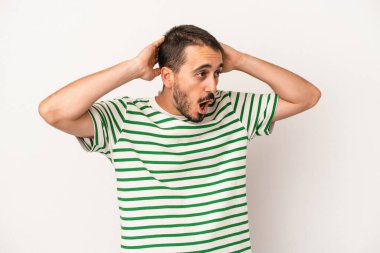 Beyaz arka planda izole olmuş genç beyaz bir adam çığlık atıyor, çok heyecanlı, tutkulu, bir şeyden memnun..