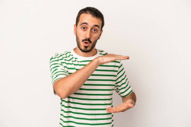 Beyaz arka planda izole edilmiş beyaz bir adam iki eliyle bir şey tutuyor..