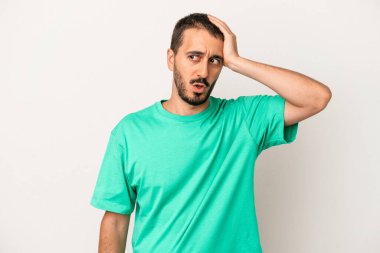 Beyaz arka planda izole genç beyaz adam şok, o önemli bir toplantı hatırladı.