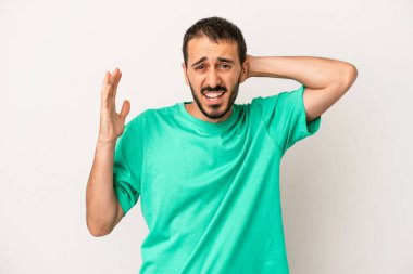 Beyaz arka planda izole edilmiş genç beyaz bir adam öfkeyle bağırıyor..