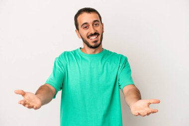 Beyaz arka planda izole edilmiş beyaz bir genç hoş bir ifade sergiliyor..