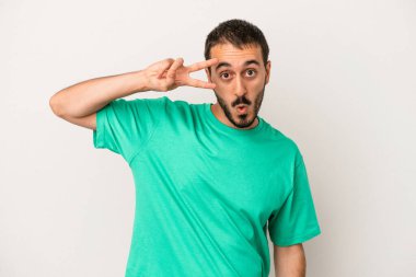 Beyaz arka planda izole edilmiş genç beyaz adam dans ediyor ve eğleniyor..