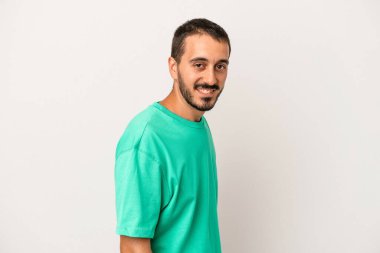 Beyaz arka planda izole edilmiş beyaz bir adam. Kendine güveniyor. Kalçaları tutuyor..