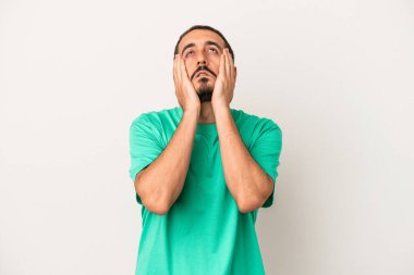 Beyaz arka planda ağlayan ve sızlanan beyaz tenli genç bir adam var..