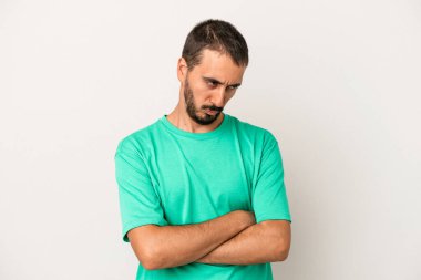 Beyaz arka planda izole genç beyaz adam tekrarlanan bir görevden yoruldu.