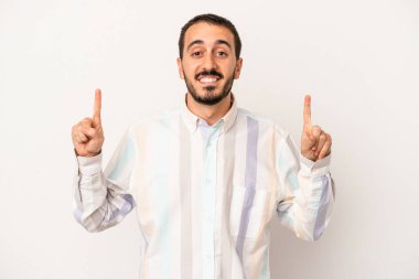 Beyaz arka planda izole genç beyaz adam işaret iki ön parmakları boş bir boşluk gösteren.