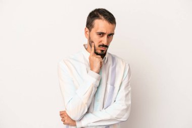 Beyaz arka planda izole edilmiş genç beyaz bir adam bir strateji planlıyor, bir iş yolu düşünüyor..