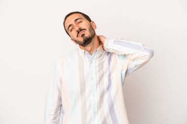 Beyaz arka planda izole edilmiş beyaz tenli genç bir adam kötü bir hareketin ardından acı çekiyor..