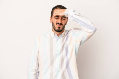 Beyaz arka planda izole edilmiş genç beyaz bir adam tapınaklara dokunuyor ve başı ağrıyor..