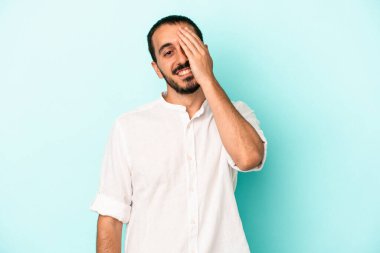 Kafkasyalı genç adam mavi arka planda yalnızdı gülerek, kaygısızca, doğal duygularla.