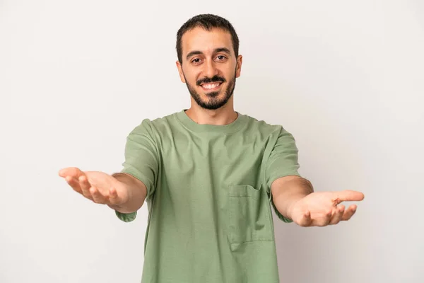 Young Caucasian Man Isolated White Background Showing Welcome Expression — Stock Photo, Image