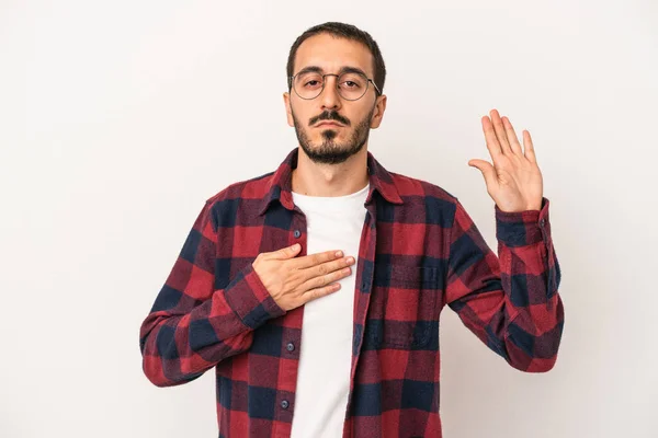 Ung Kaukasisk Man Isolerad Vit Bakgrund Sätta Handen Bröstet — Stockfoto